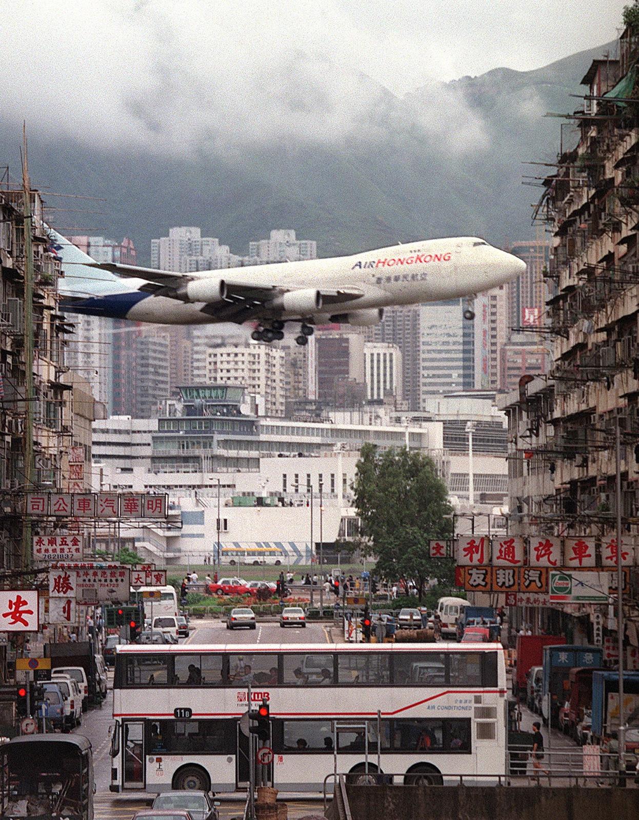 Grossraumflugzeug im Landeanflug dicht über den Wohnhäusern von Hongkong